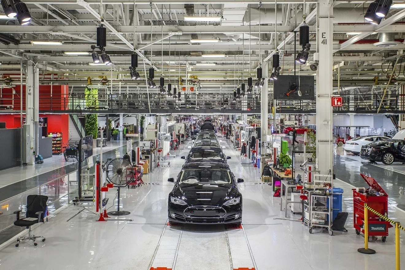 Las autoridades ordenan a Tesla cerrar Fremont, pero la factoría sigue operativa