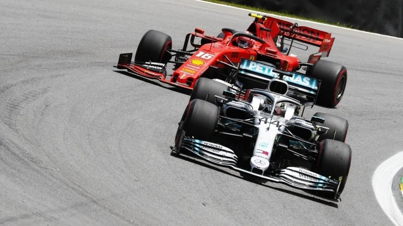 Ecclestone no ve a Hamilton en Ferrari junto a Leclerc: «No sobreviviría»