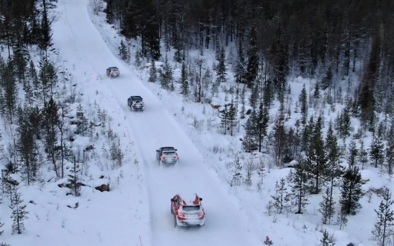 Los nuevos Jeep Renegade y Compass 4xe prueban la tecnología híbrida en Suecia