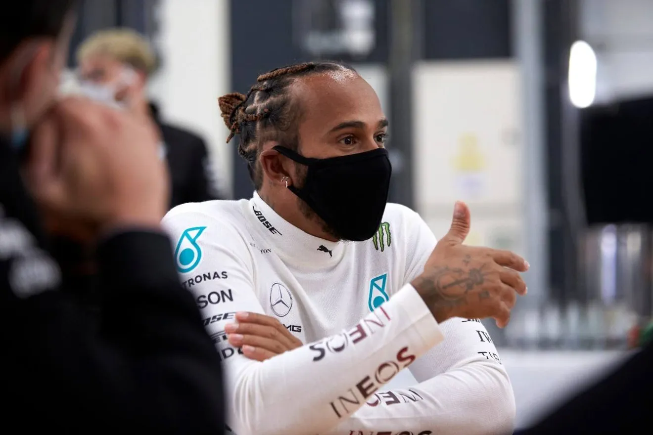 Hamilton critica los comentarios racistas de Ecclestone: «Son ignorantes y maleducados»