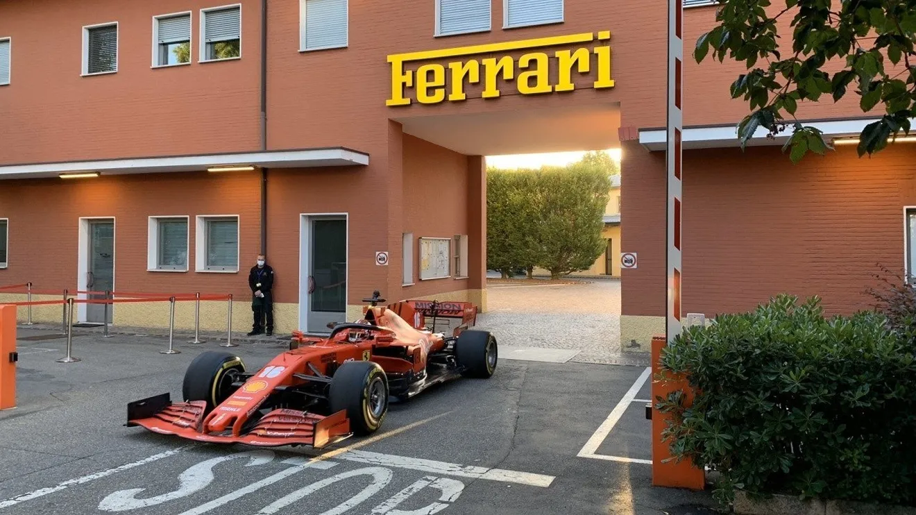 Leclerc despierta Maranello con su Ferrari SF1000 camino de Fiorano