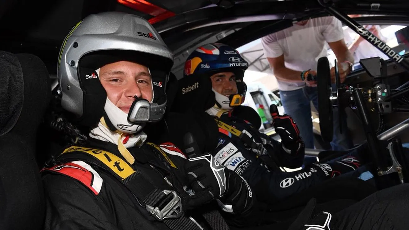Sordo monta en su Hyundai i20 WRC Coupé a Quartararo y Morbidelli