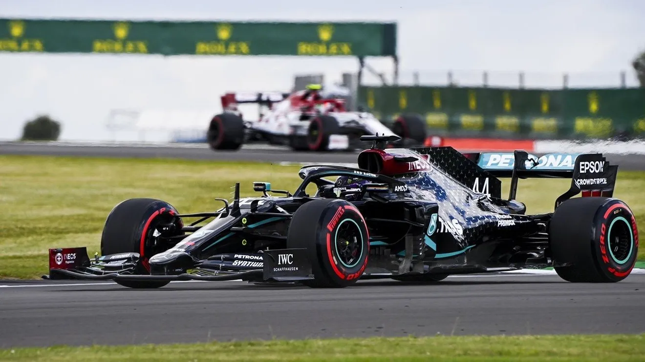 Hamilton arrasa en casa en un dominio pleno de Mercedes