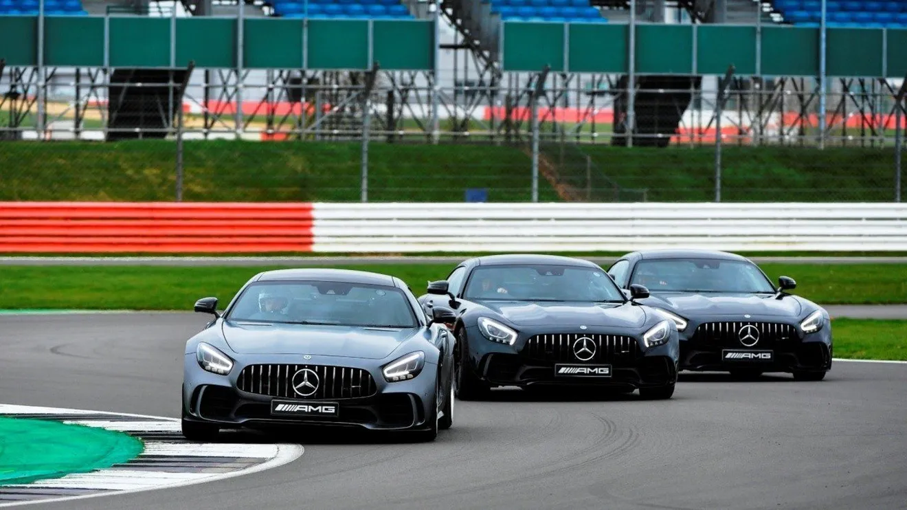 Hamilton y Bottas retan al jefe con el Mercedes AMG GT R, ¿quién gana?
