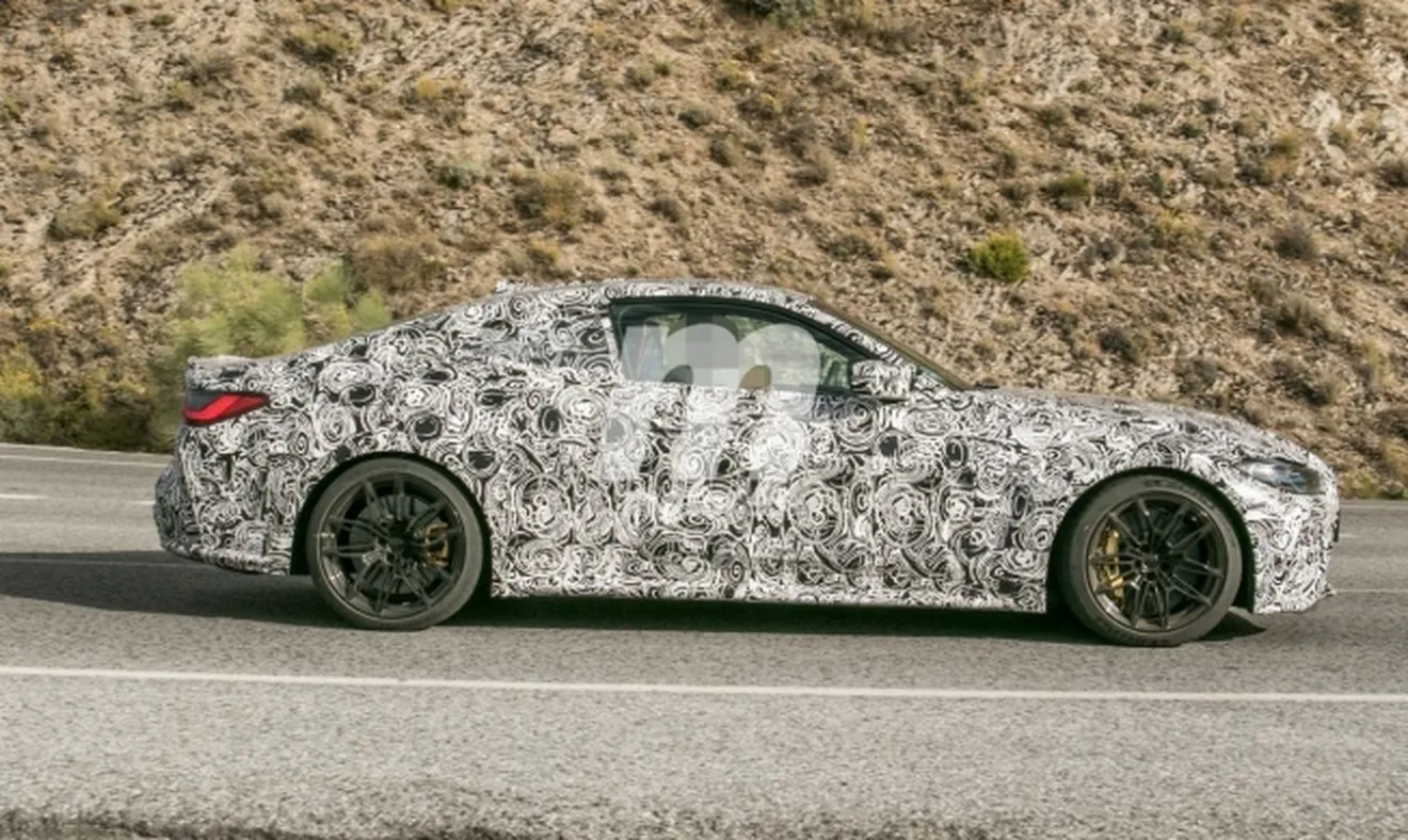 BMW M4 Coupé 2021 - foto espía lateral