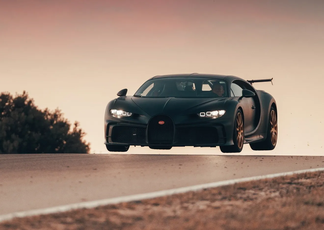 El Bugatti Chiron Pur Sport vuela (literalmente) en el circuito de Nardo
