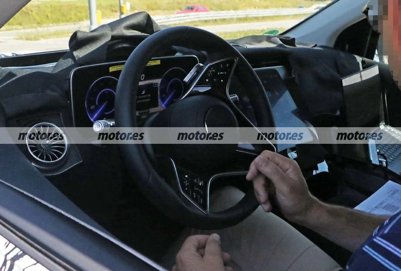 Nuevo vistazo al avanzado interior del futuro Mercedes EQS 2022 en nuevas fotos espía
