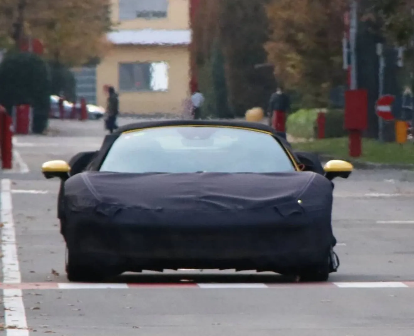 ¡Cazado al fin! Primeras imágenes del nuevo Ferrari V6 con su carrocería definitiva