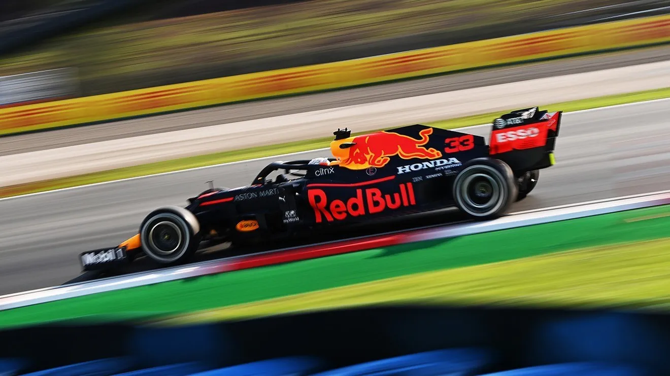Sesión de 'drift' en los libres de Turquía, con Verstappen primero y Sainz averiado