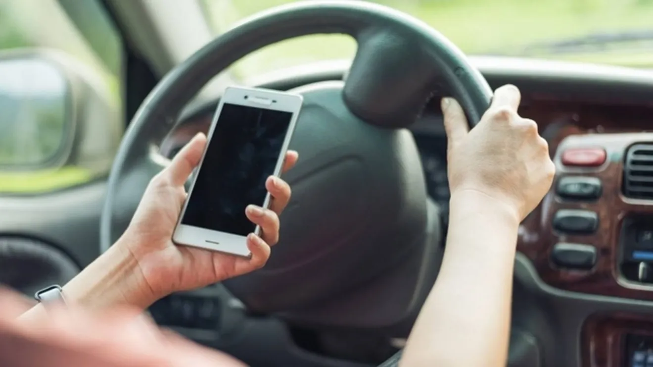 Sanción por conducir sujetando el teléfono móvil