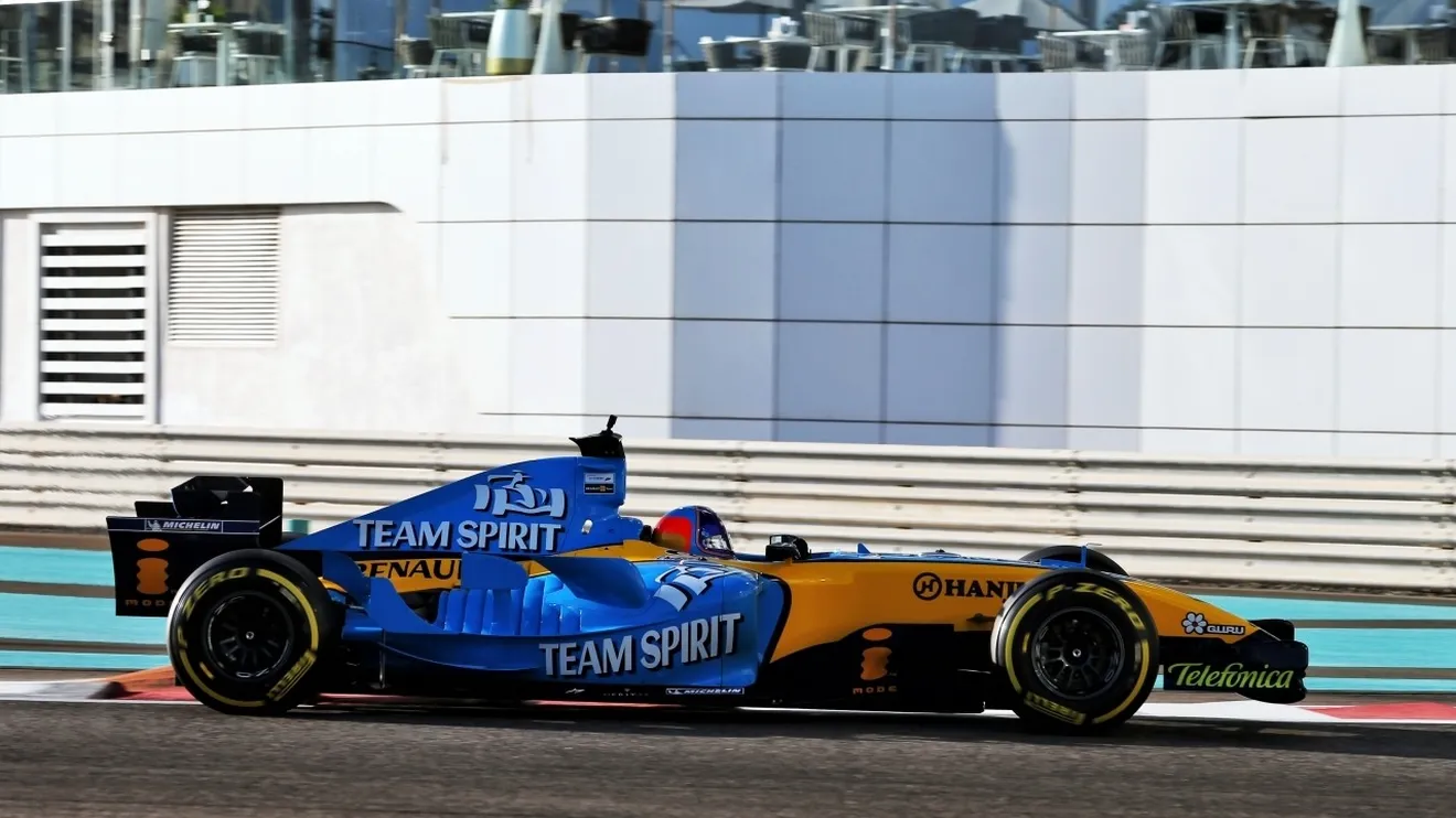 Alonso se despide del «increíble» Renault R25: «No puedo pilotar este coche despacio»