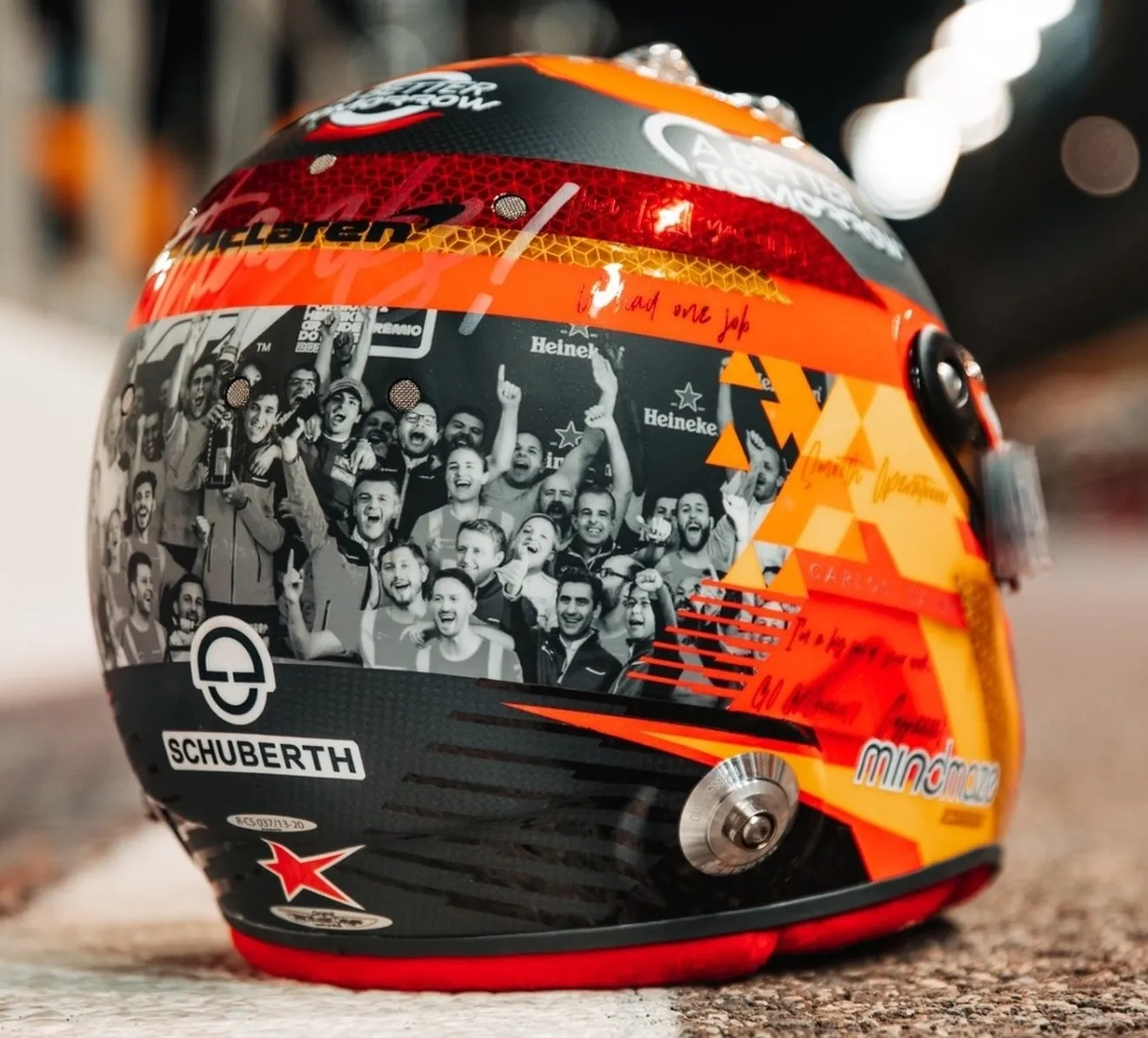 El emotivo casco que Carlos Sainz dedica a McLaren F1