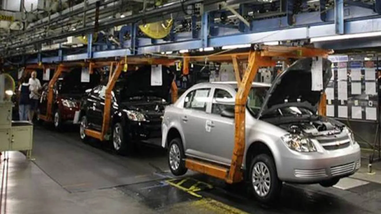 Producción de vehículos Chevrolet en la fábrica de General Motors en la India