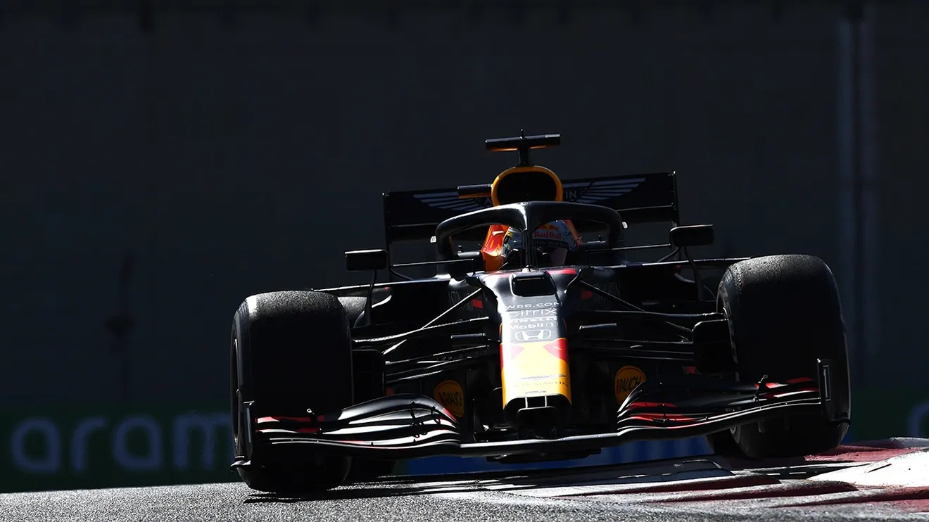 Verstappen arranca por delante de Bottas en Yas Marina, con Hamilton lejos
