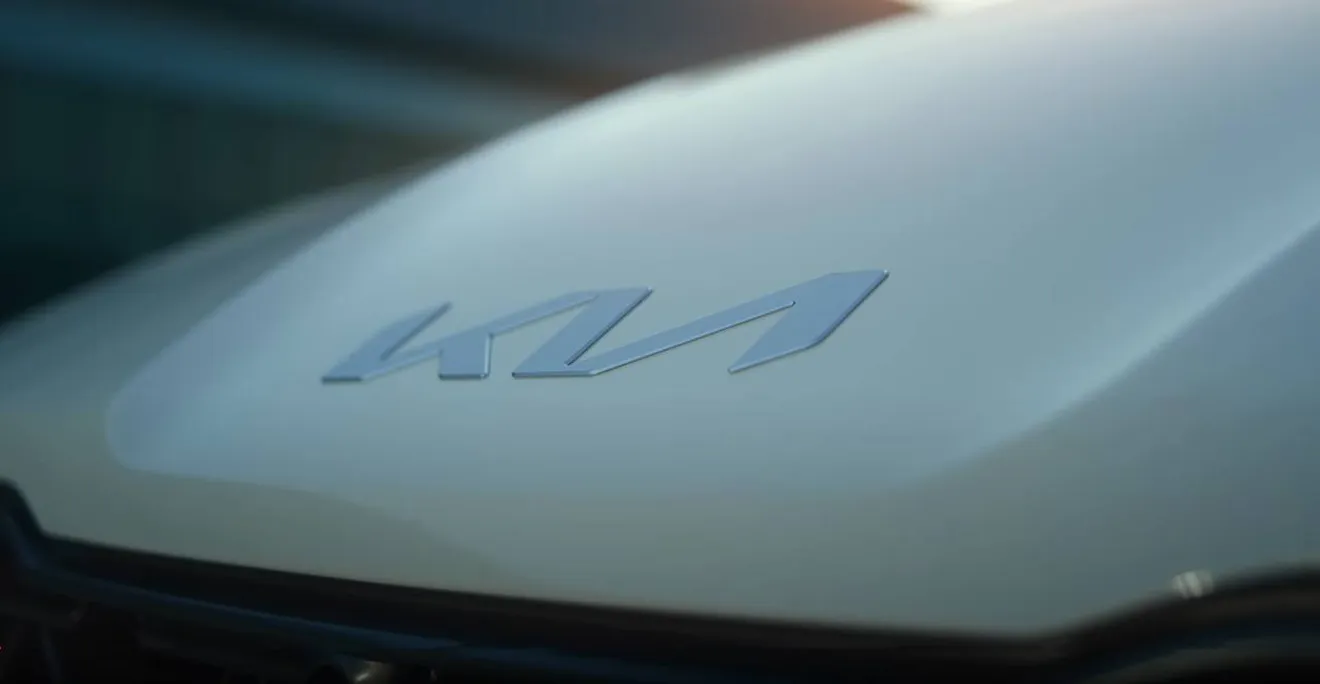 Primer teaser del KIA EV6, el nuevo crossover eléctrico coreano estrenará el nuevo logotipo