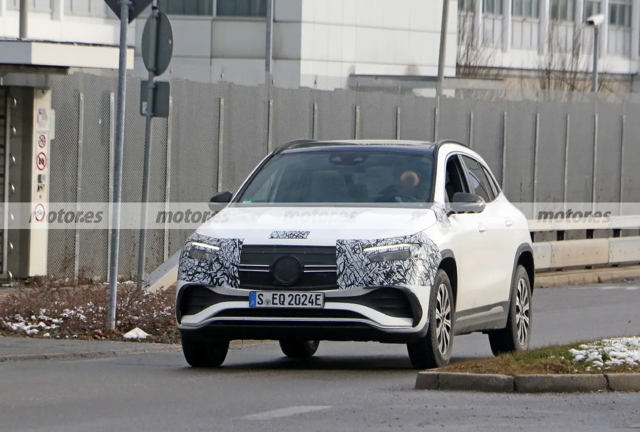 Los prototipos del nuevo Mercedes EQA 2021 lucen casi desnudos en nuevas fotos espía 