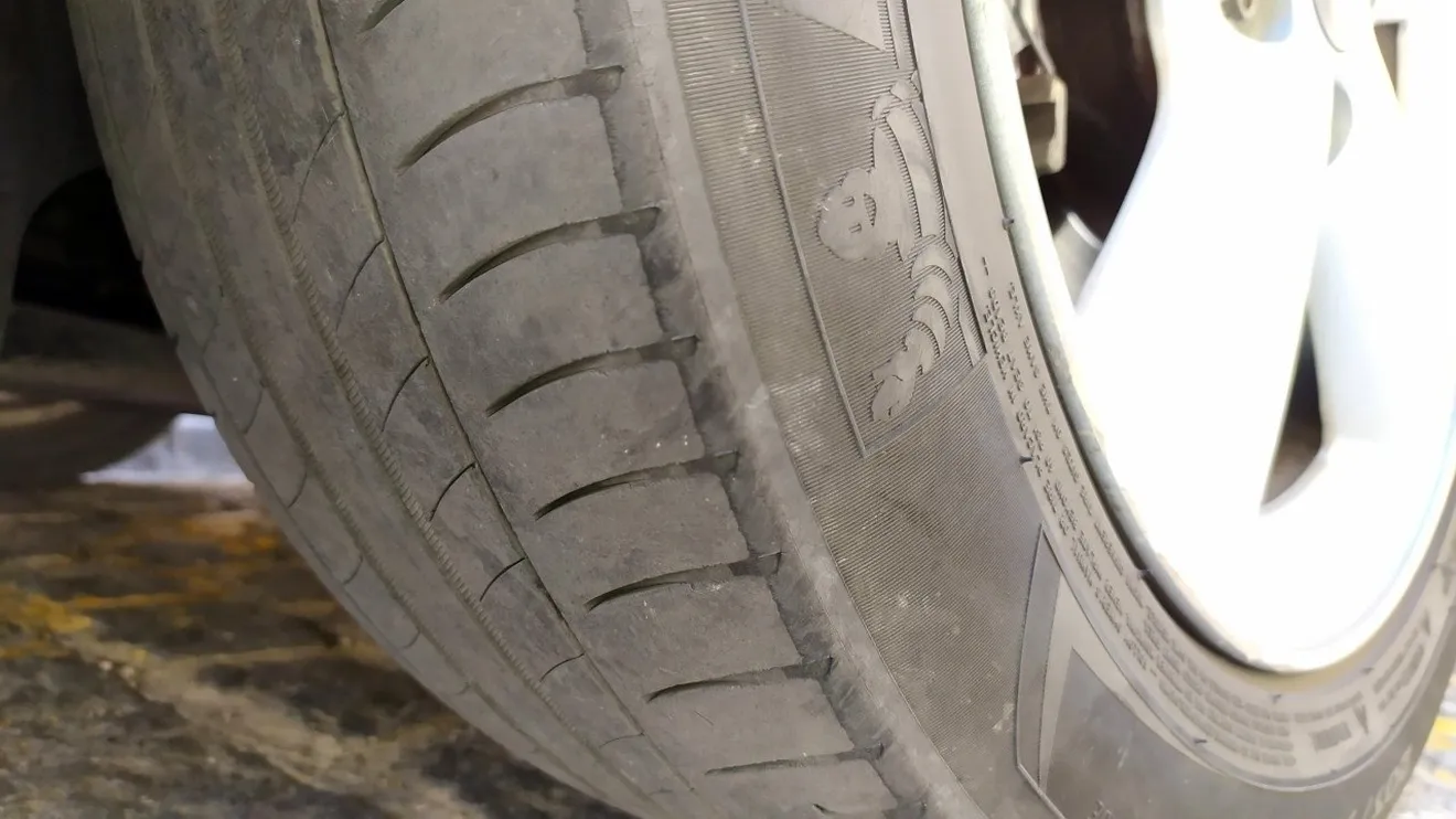 1,5 millones de vehículos circulan con los neumáticos en mal estado