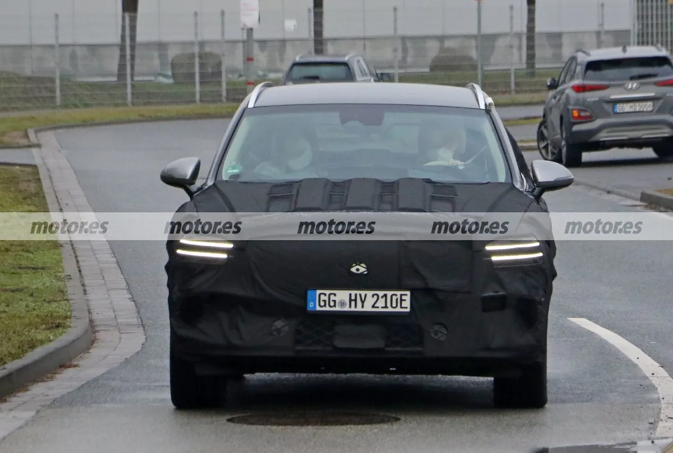 El Genesis eGV70 2022, rival coreano del BMW iX3, cazado en fotos espía en Europa