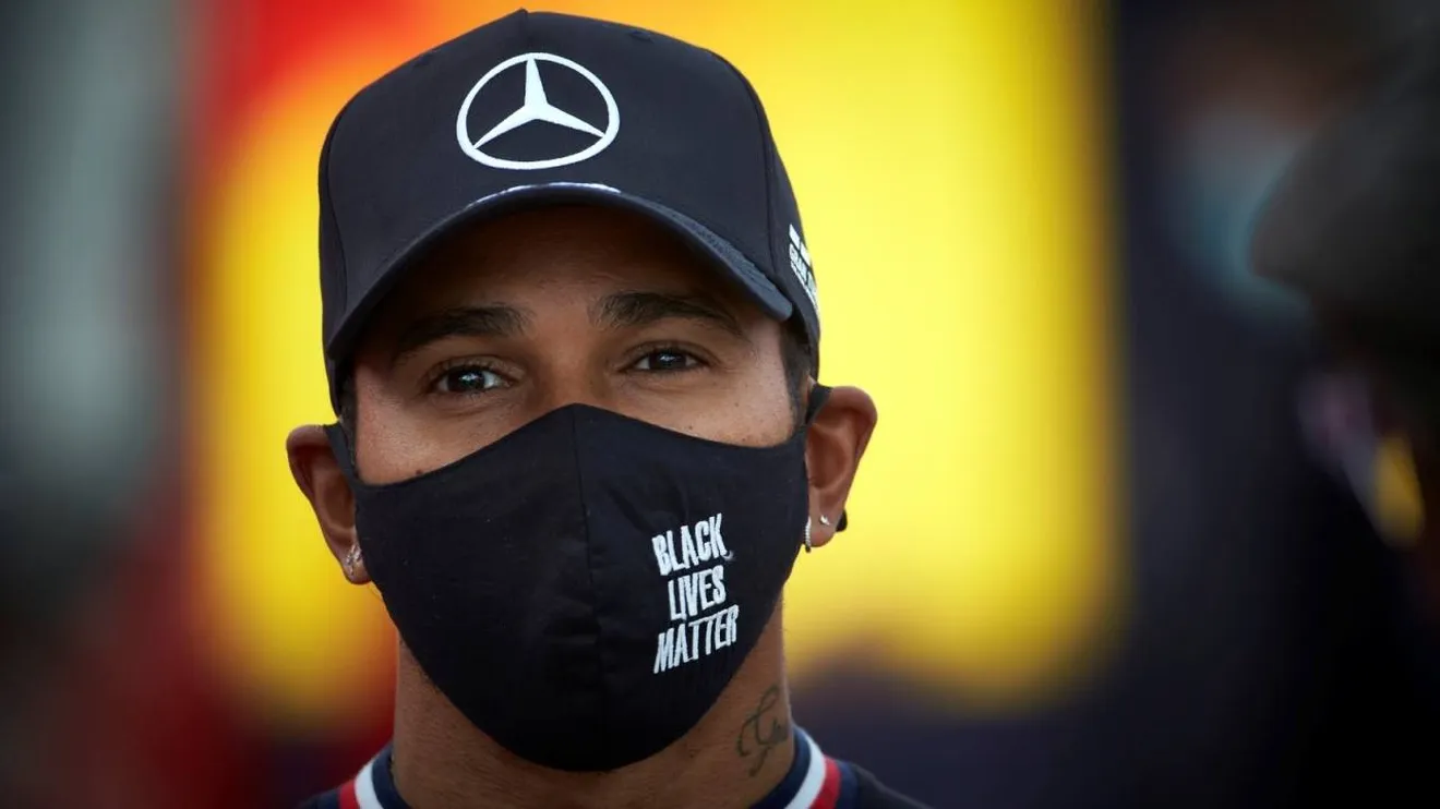 Hamilton firma sólo un año más en Mercedes: «Estoy deseando volver a la pista»