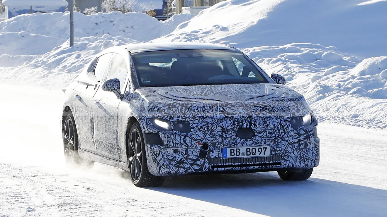 El esperado Mercedes EQE 2022, una berlina eléctrica, se enfrenta al frío y la nieve