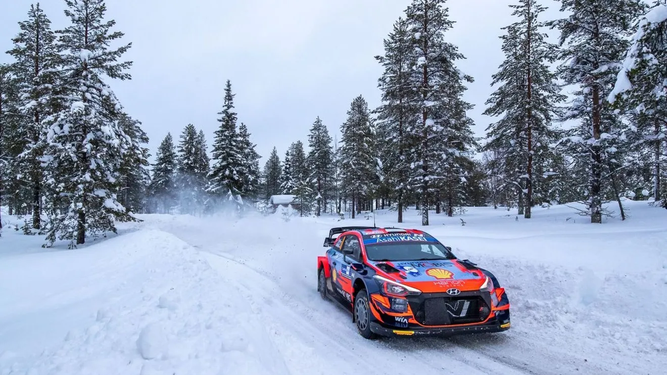 Ott Tänak mantiene bajo control a Kalle Rovanperä en el Arctic Rally