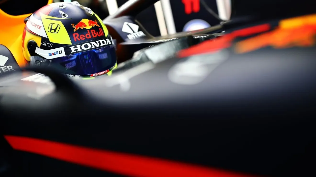 Pérez se estrena sobre un Red Bull en Silverstone antes del shakedown del RB16B