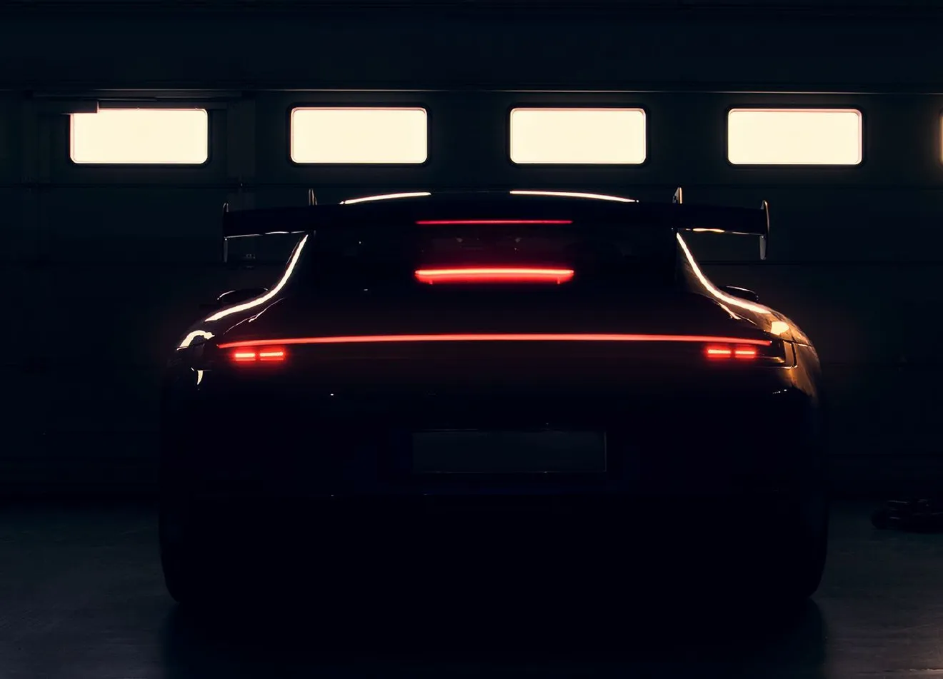 Un nuevo teaser de la zaga del Porsche 911 GT3 confirma su fecha de presentación