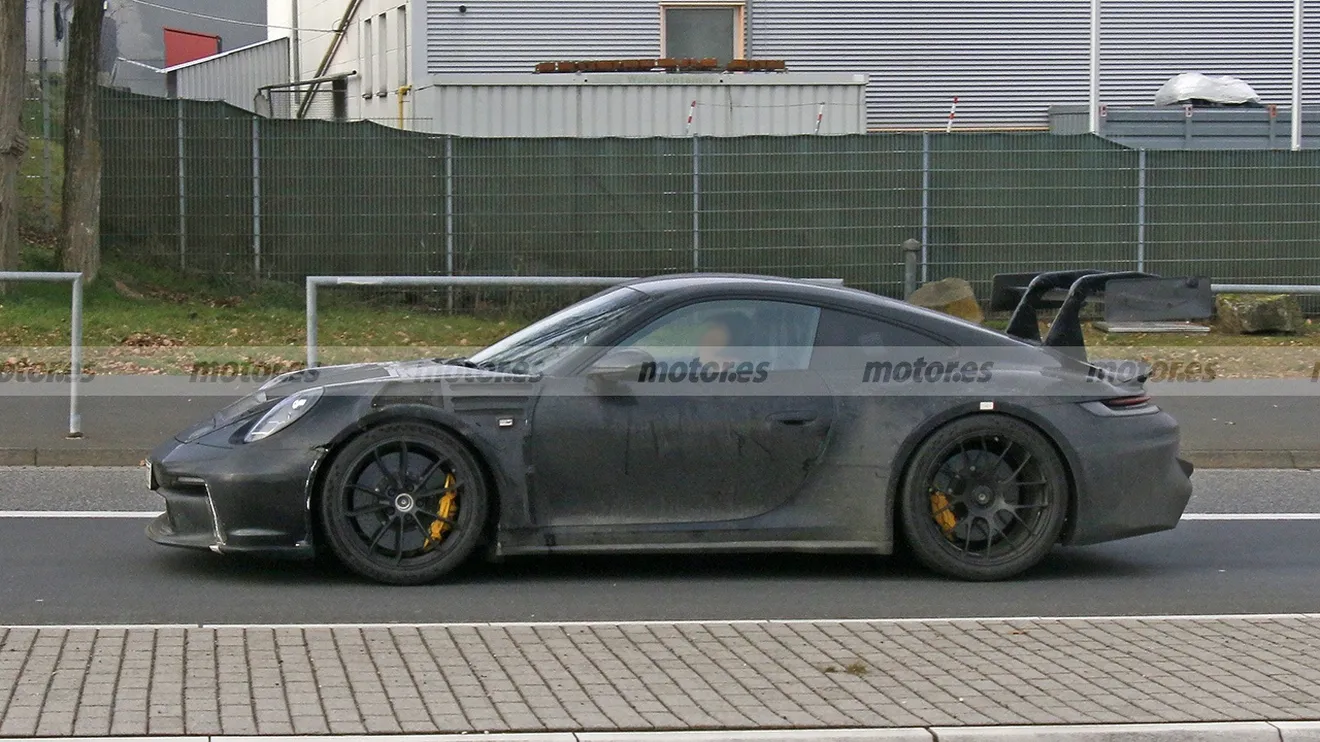 Porsche 911 GT3 RS 2022 - foto espía lateral