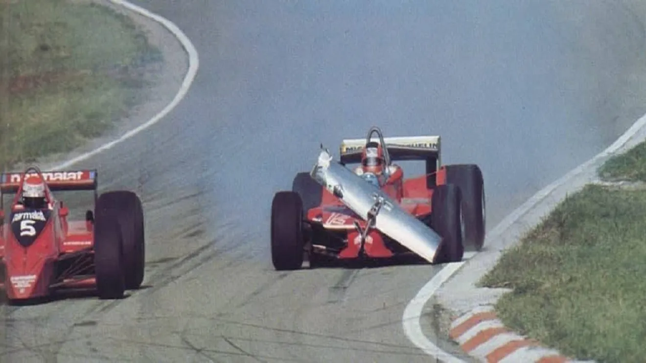 Impacto de Gilles Villeneuve con Niki Lauda en Tosa