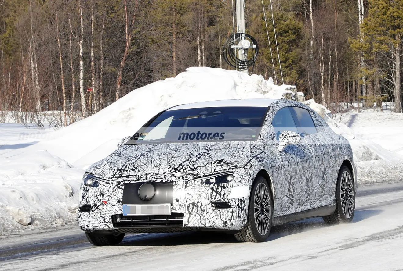 Nuevas fotos espía del Mercedes EQE 2022 en Suecia, el rival del BMW i4