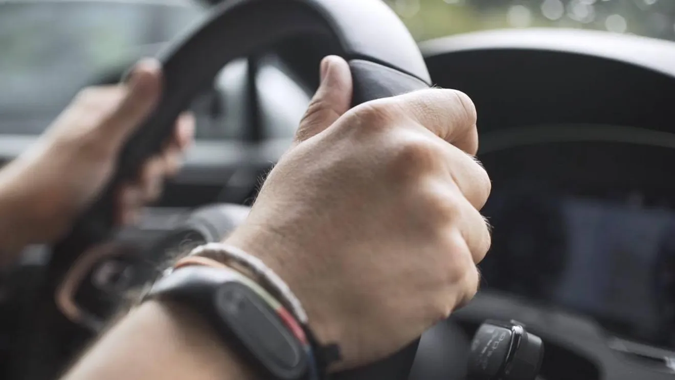 Toma el control de tu coche con los accesorios propios de un piloto de competición
