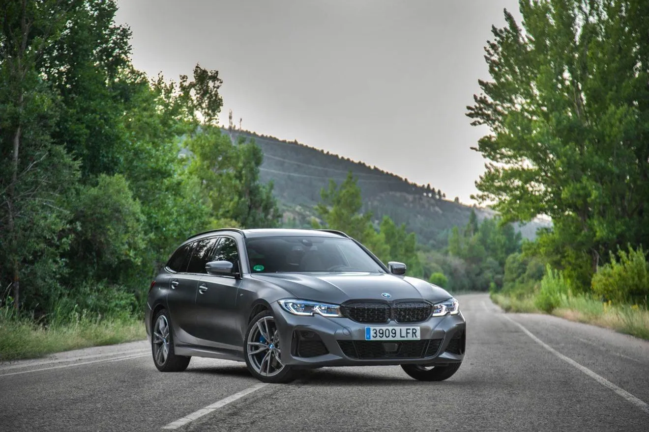 Reino Unido -  Marzo 2021: Gran escalada por parte del BMW Serie 3