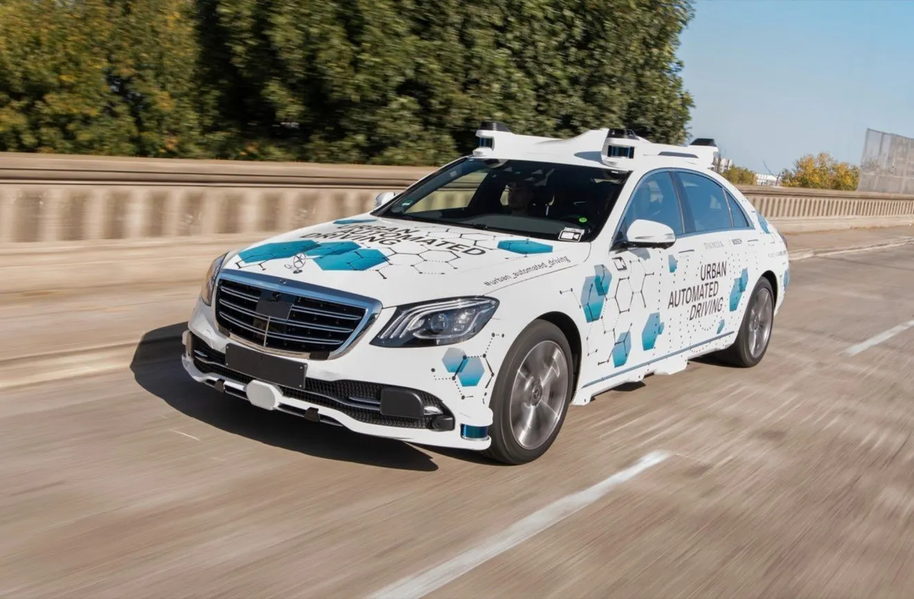 Foto pruebas de conducción autónoma y robo-taxi de Mercedes y Bosch