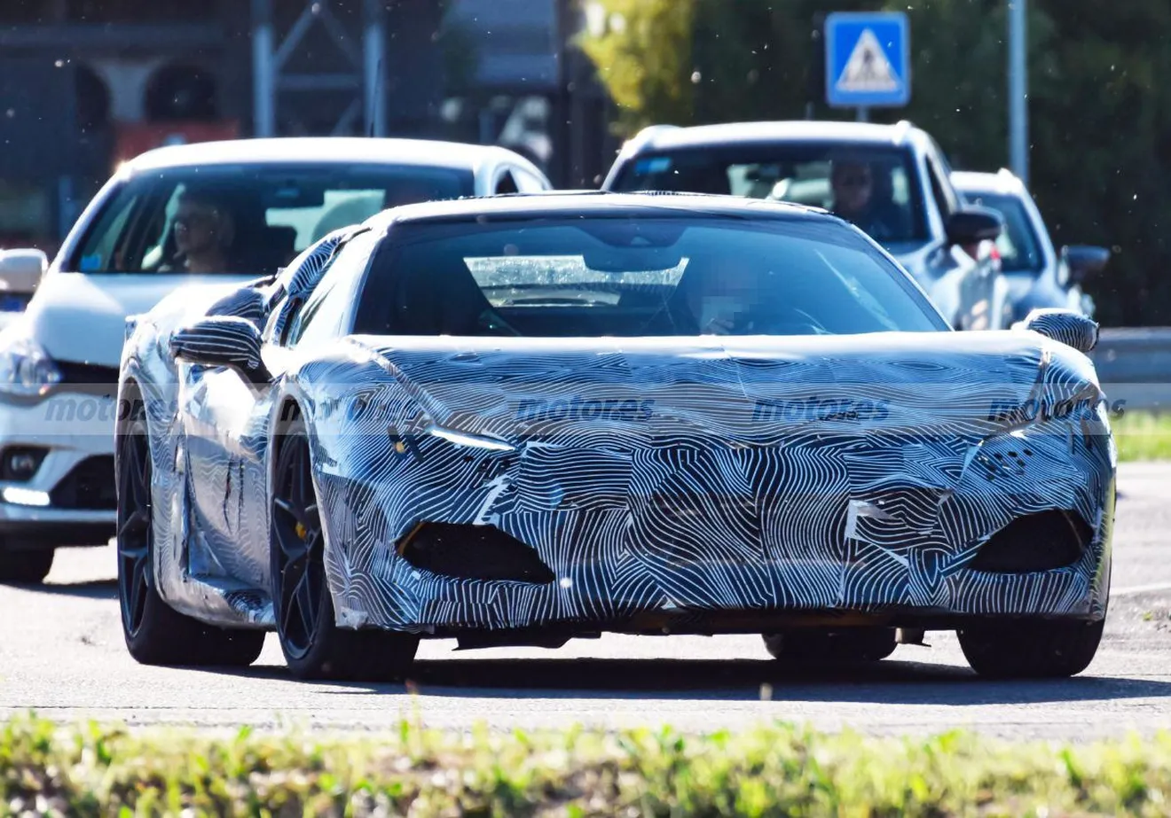 ¡Cazado! Primeras imágenes del nuevo V6 híbrido de Ferrari con su carrocería real