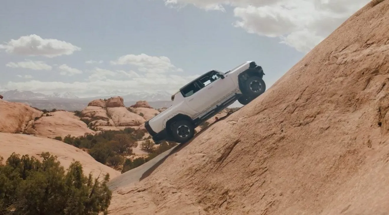 Los prototipos del GMC Hummer EV salen de ruta 4x4 por el desierto de Moab [vídeo]