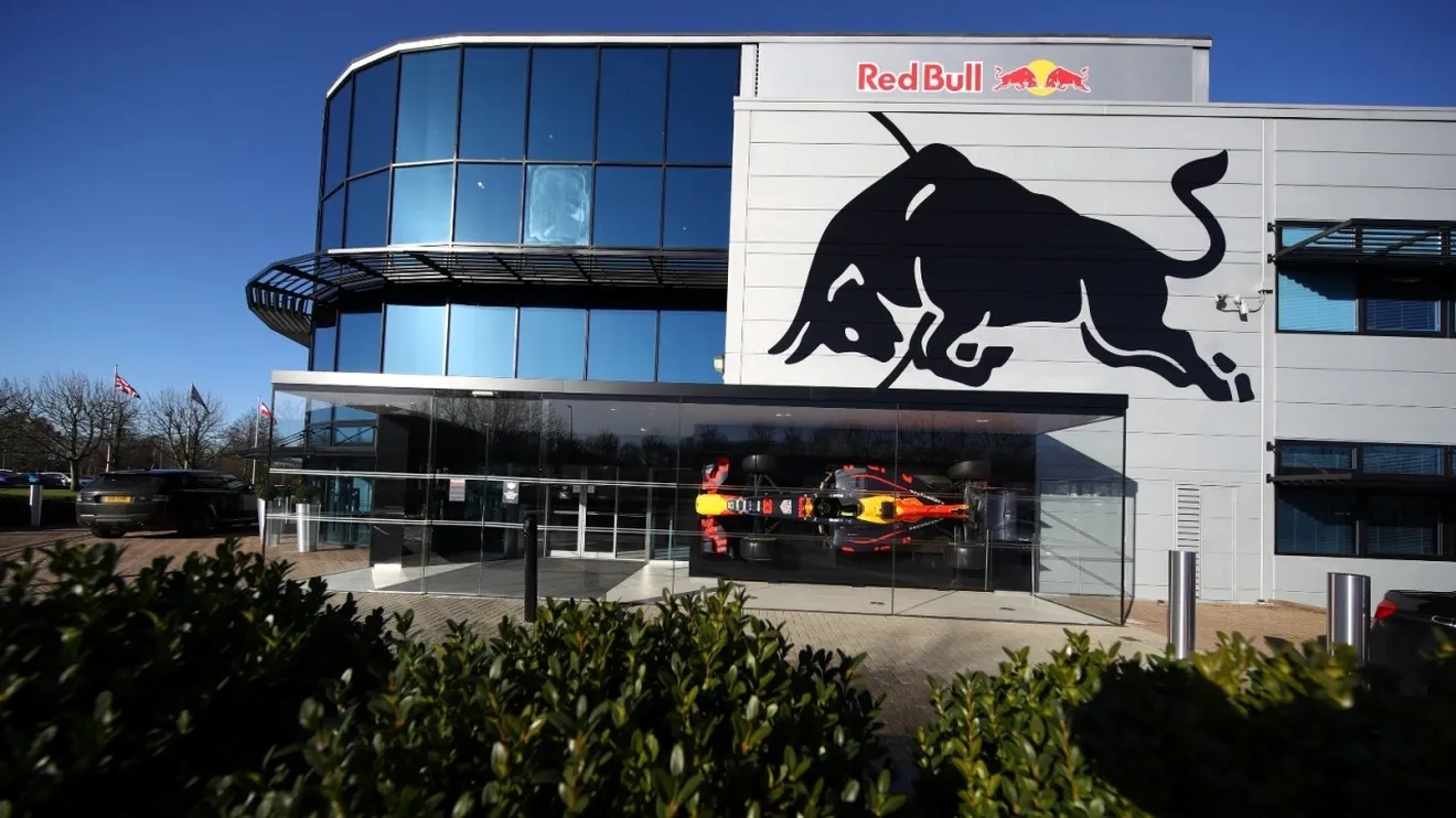 Red Bull esquilma Mercedes y presenta la directiva de su división de motores