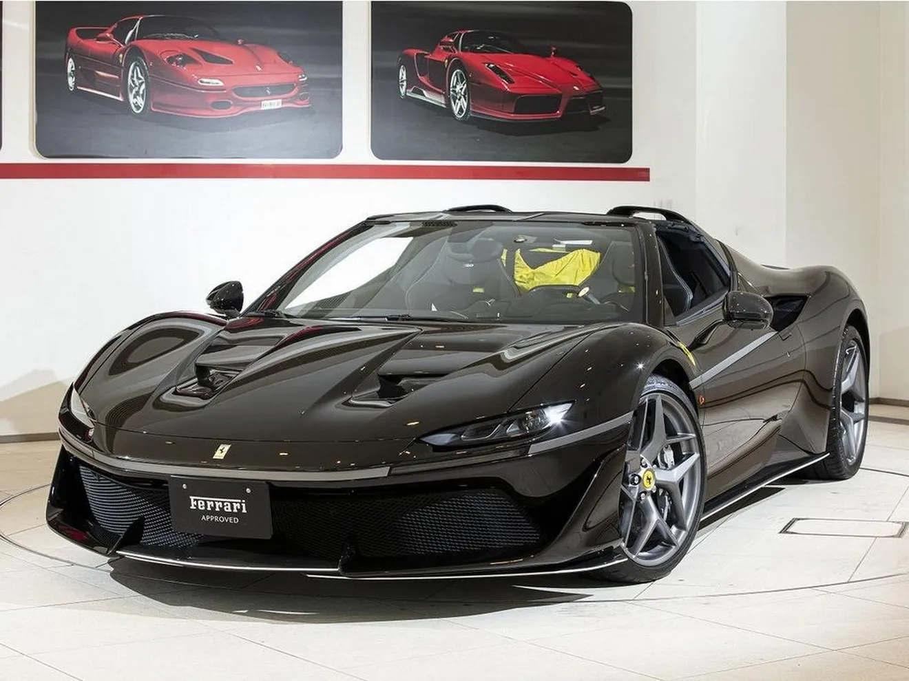 El único Ferrari J50 negro conocido del mundo aparece a la venta a estrenar