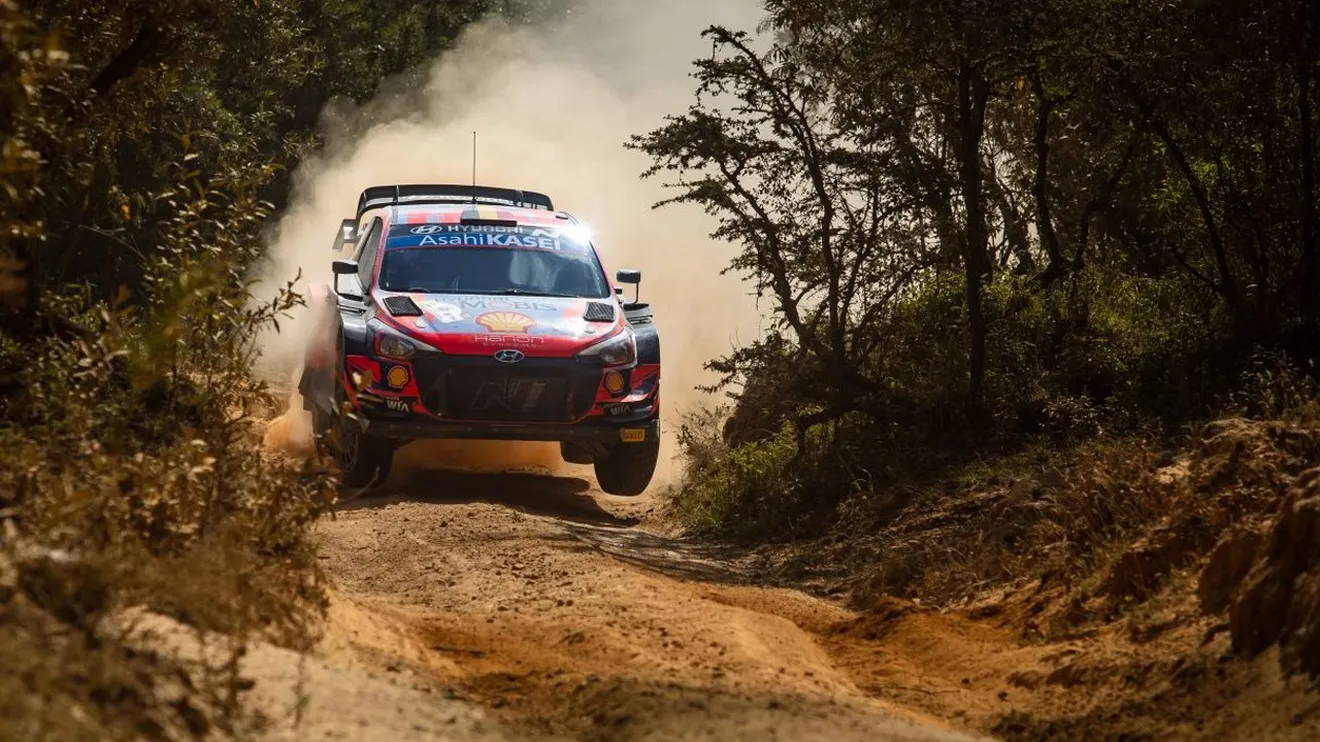 Thierry Neuville sigue al frente de un Safari Rally cada vez más duro