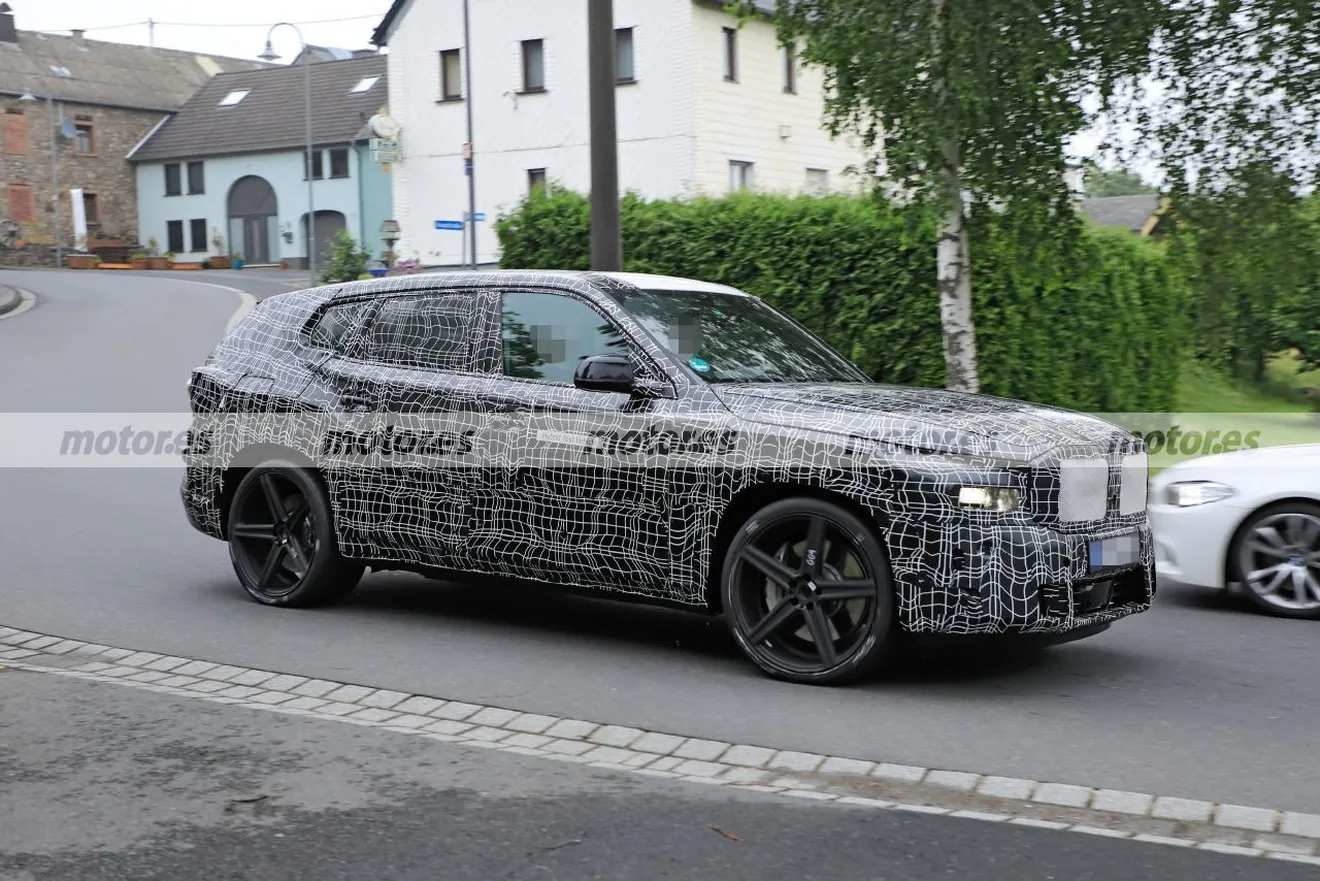 Foto espía BMW X8 M Hybrid - exterior
