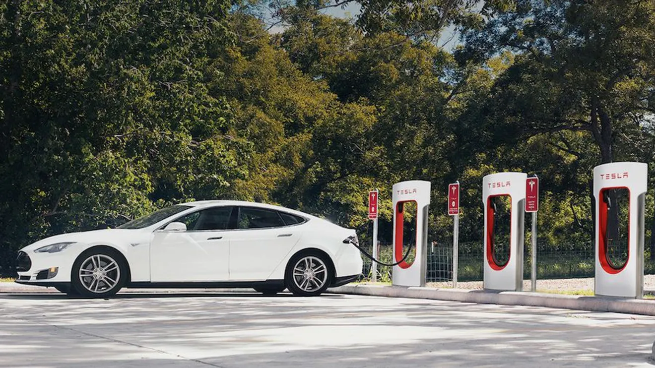 Los coches eléctricos de carga lenta pagarán más por usar los Supercargadores de Tesla