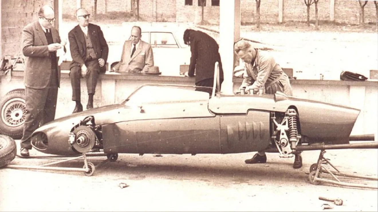 Carlo Chiti y Enzo Ferrari, con el 156 en Módena