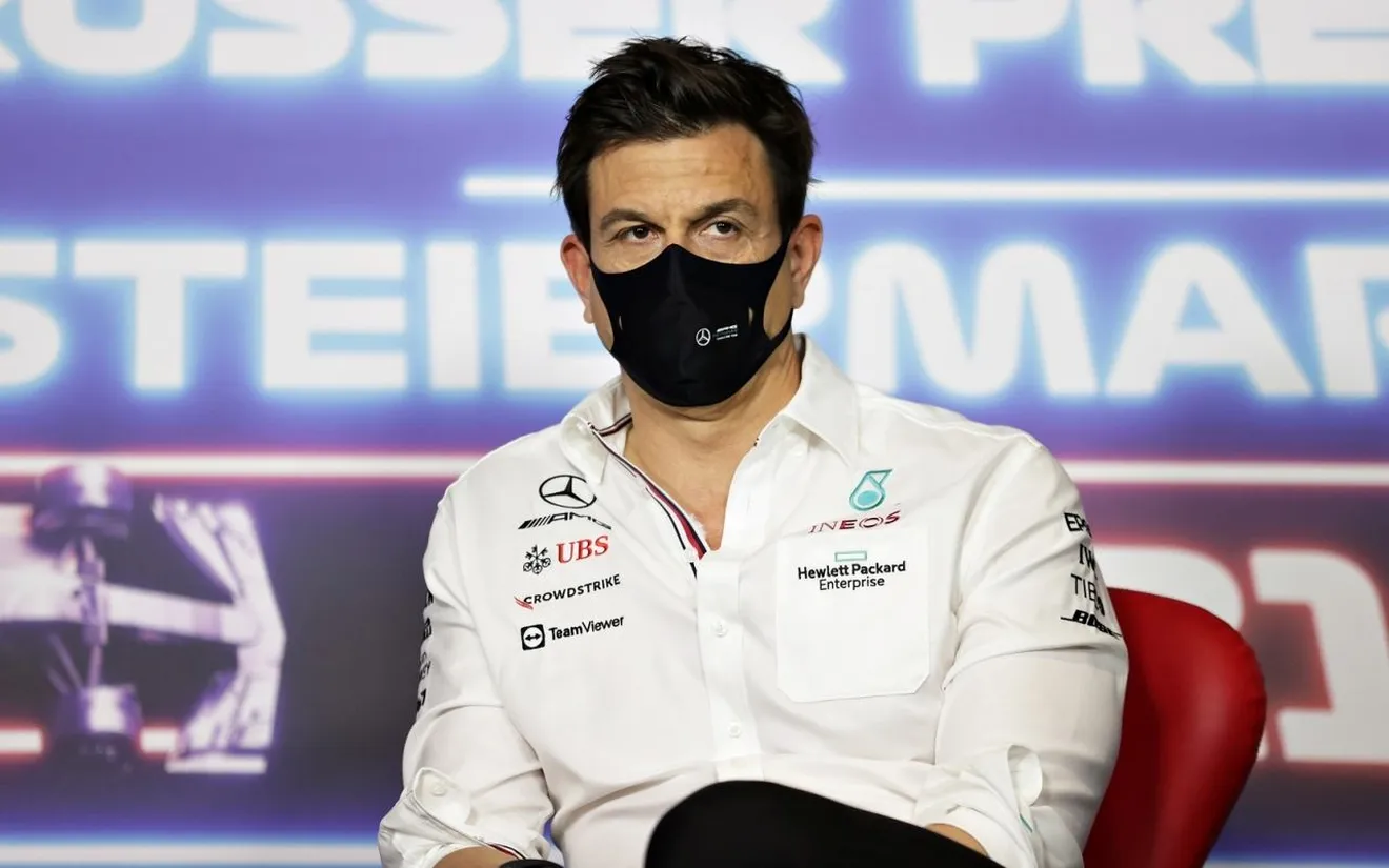 Toto Wolff: «Mercedes necesita cambiar de mentalidad para ganar a Red Bull»