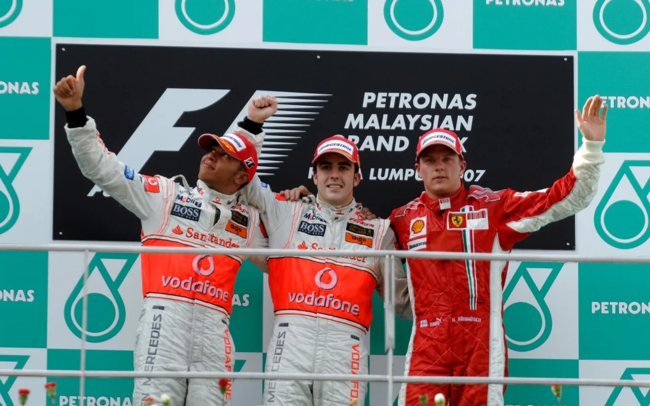 Alonso y su batalla con Hamilton en 2007: «Éramos demasiado jóvenes y nadie nos guió»