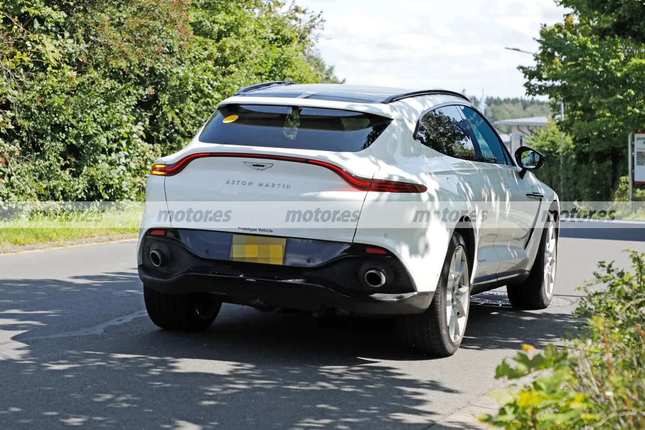 Foto espía Aston Martin DBX Hybrid 2022 en Nürburgring
