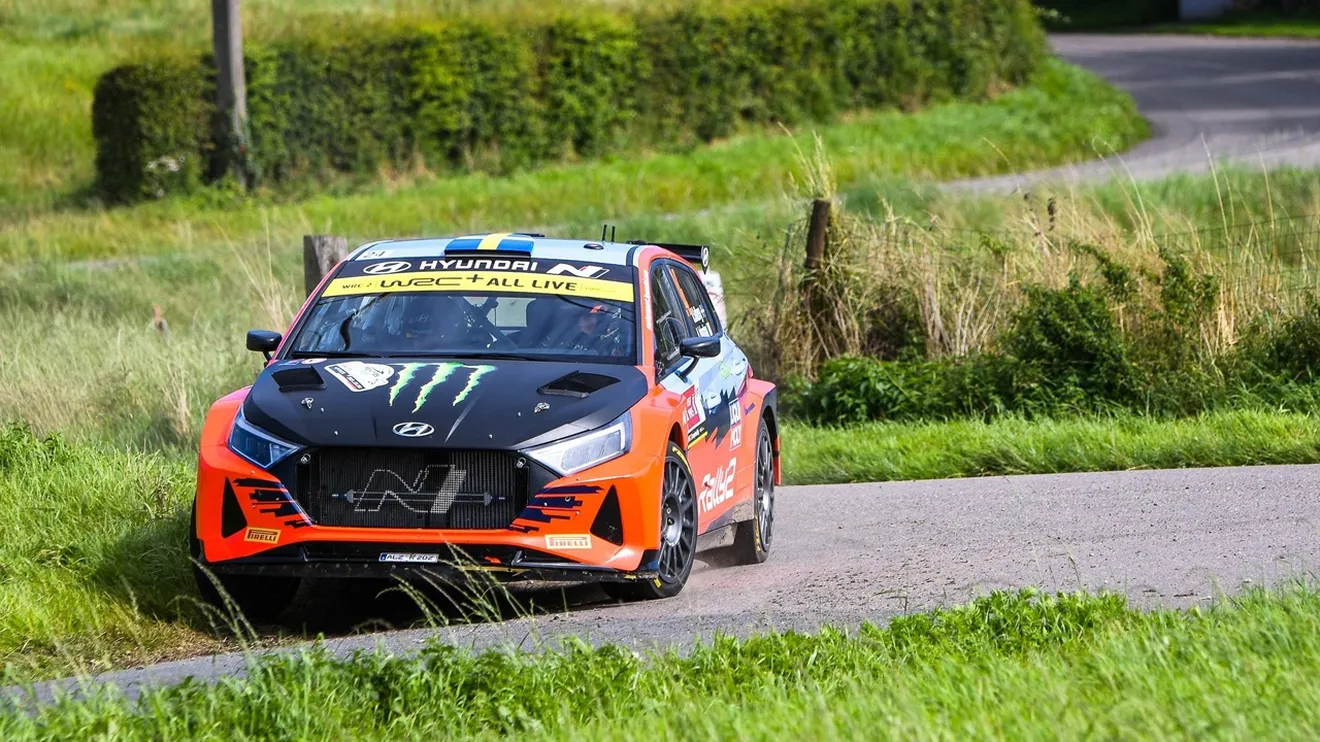 El belga Thierry Neuville sigue al frente de un accidentado Ypres Rally