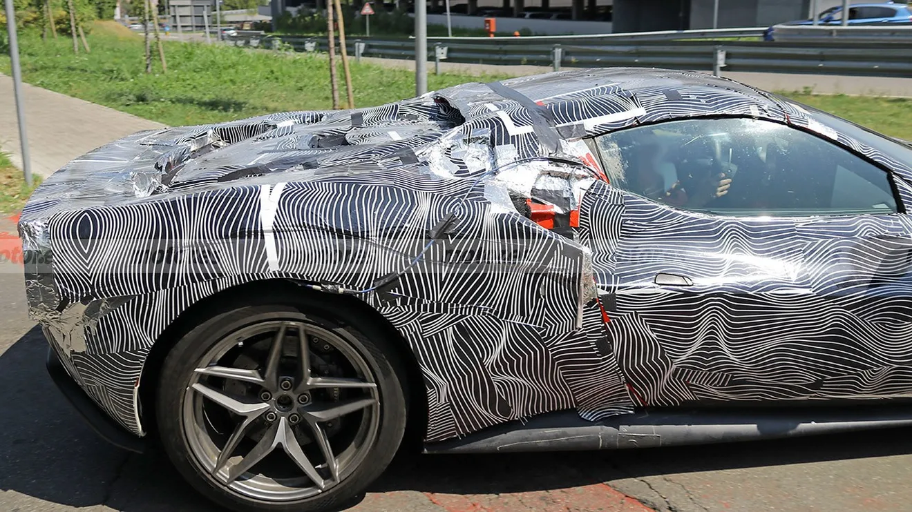 Ferrari 296 GTS - foto espía lateral