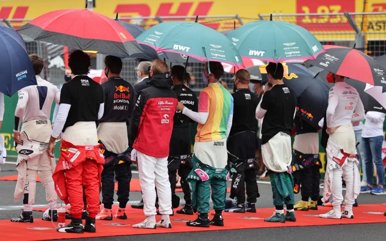 El lío de las camisetas, la sanción de la FIA y la felicitación de Hamilton a Vettel