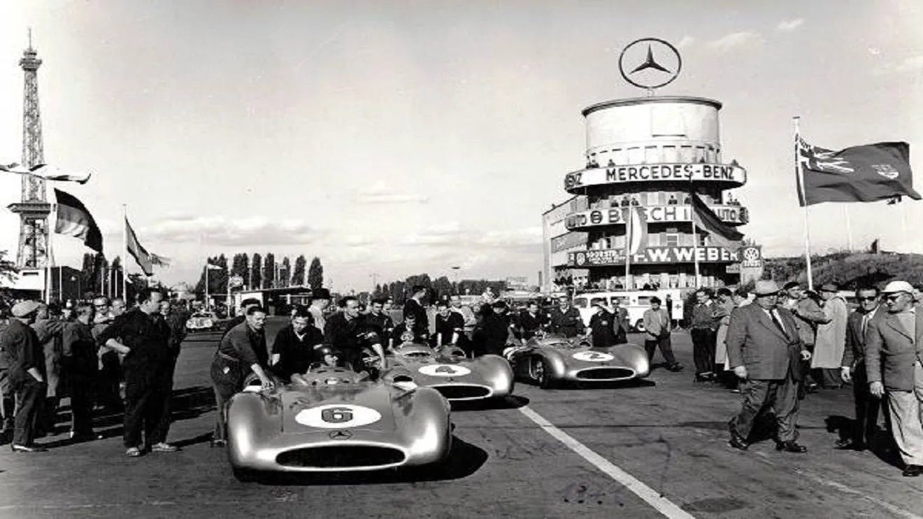 Los Mercedes W196 de Kling y Fangio en la salida en AVUS