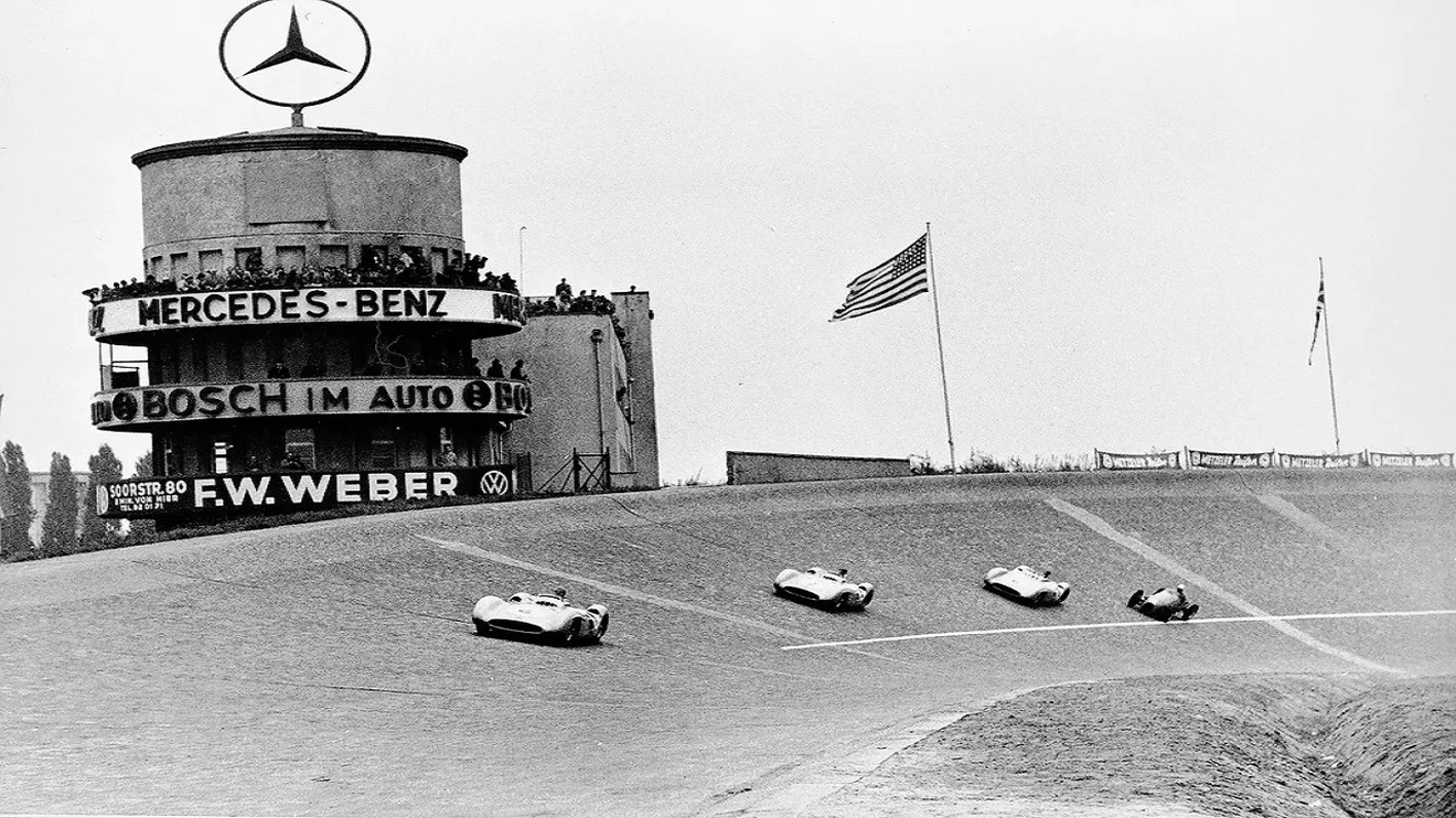 Los Mercedes delante del Gordini de Jean Behra en el GP de Berlín de 1954