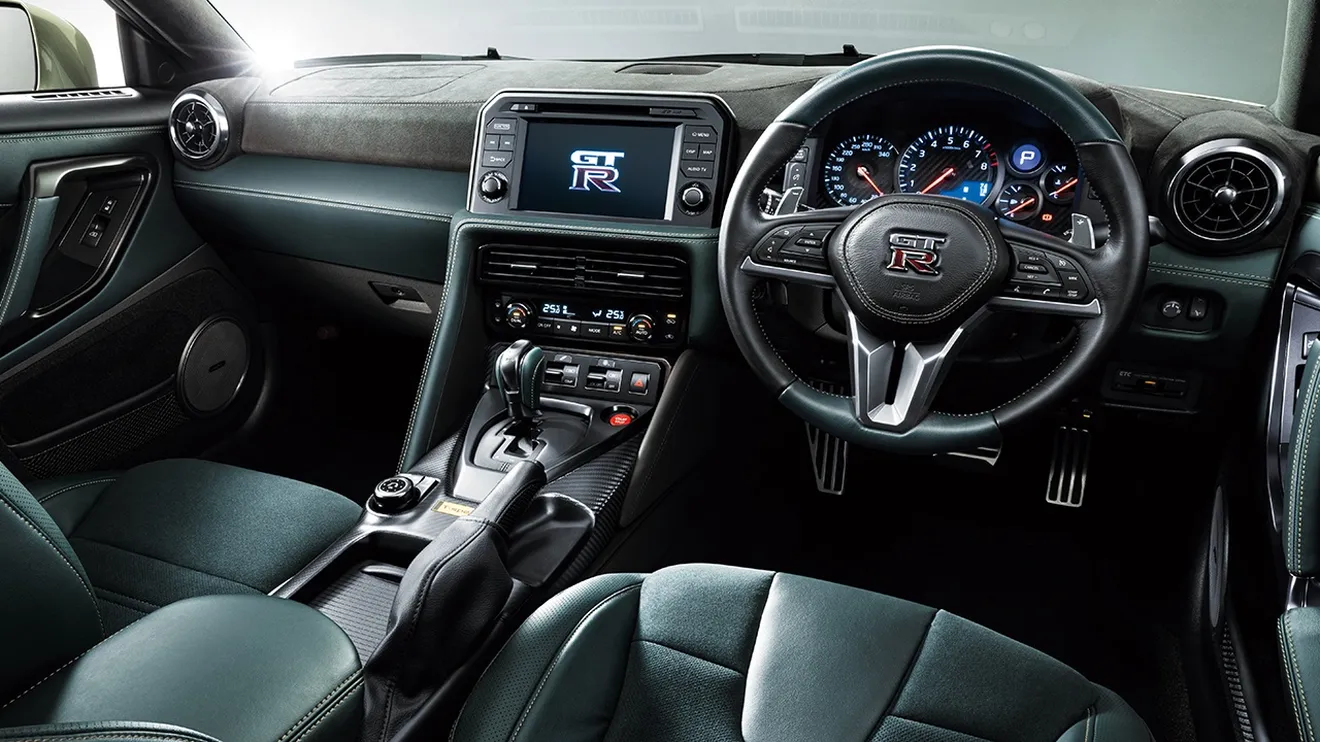 Nissan GT-R 2022 - interior